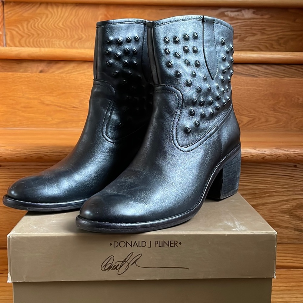 Donald J Pliner black leather Baila boots women’s size 10